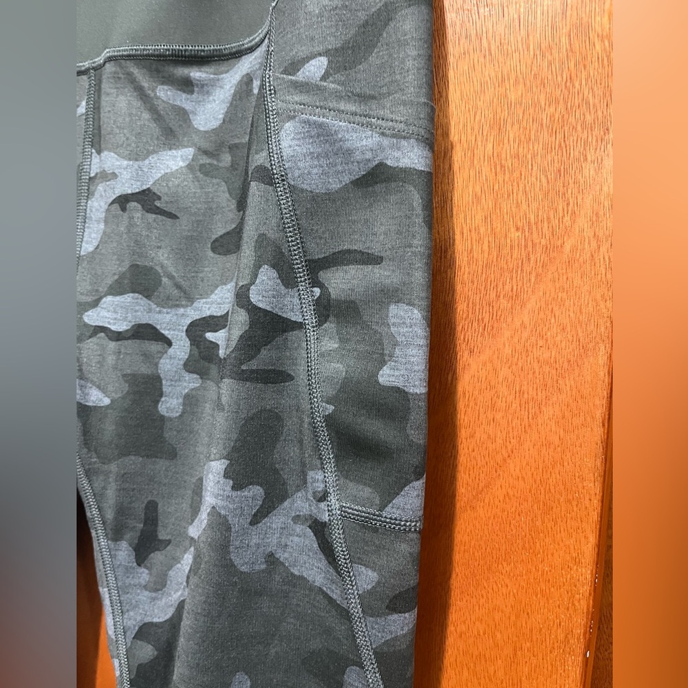 NWOT GAP Camouflage Leggings - Picture 2 of 4